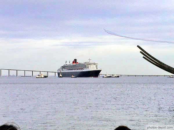photo de Queen Mary 2 quitte la France sous les avions de la patrouille de France