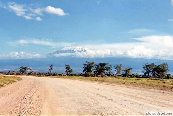 Le Kilimanjaro culmine à 5895 metres