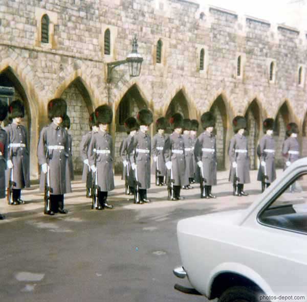 photo de Gardes devant Windsor Castle