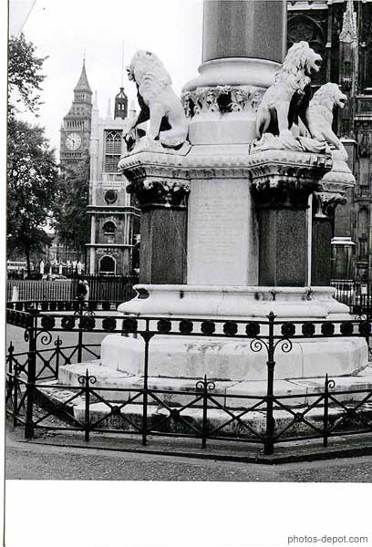 photo de colonne aux lions devant Big Ben