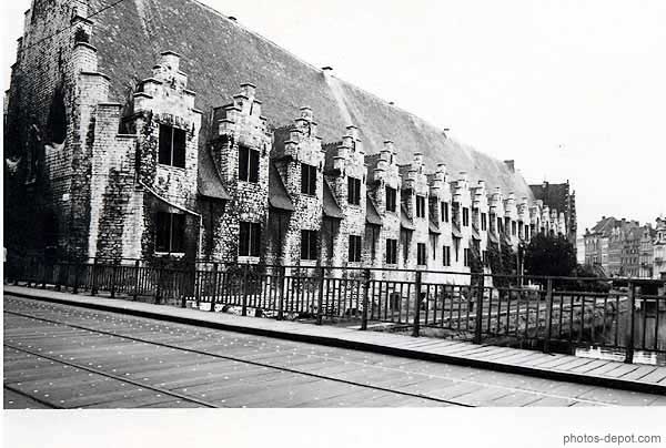 Longue maison à 16 fenêtres à pignons à gradins