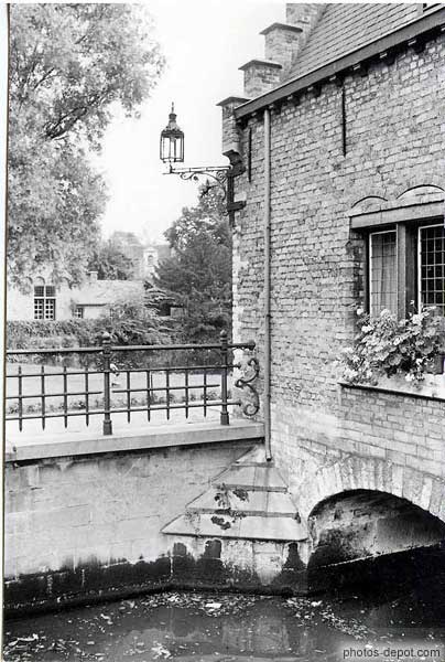 photo de maison arche sur le canal