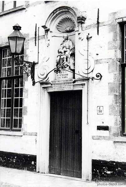 Vierge à l'enfant au dessus de porte