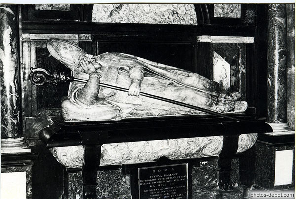 photo de tombe de DOM Petrus Damant, Ã©vÃ¨que