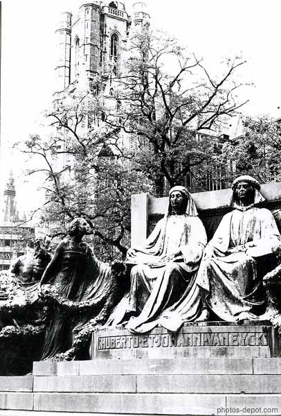 photo de frères Van Eyck devant la cathédrale St Bavon