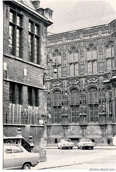 photo d'hôtel St Louis devant l'hôtel de ville