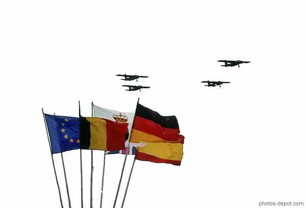 photo d'avions devant drapeaux européens