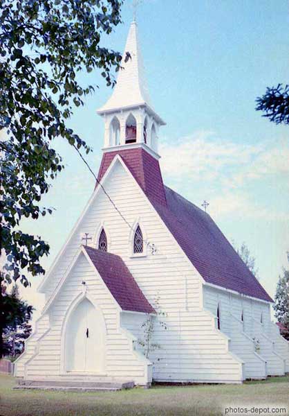 photo de chapelle de bois blanc au toit rouge
