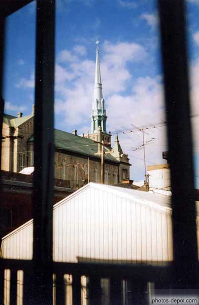 photo d'Eglise à travers les barreaux