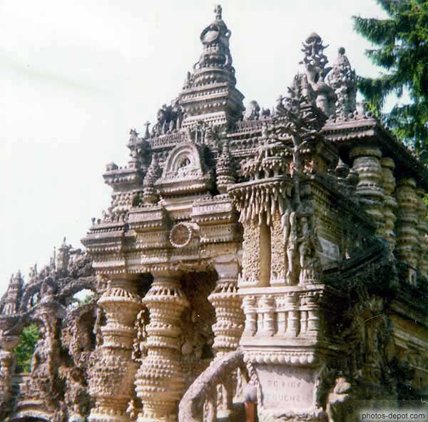 photo de surprenant palais du facteur cheval