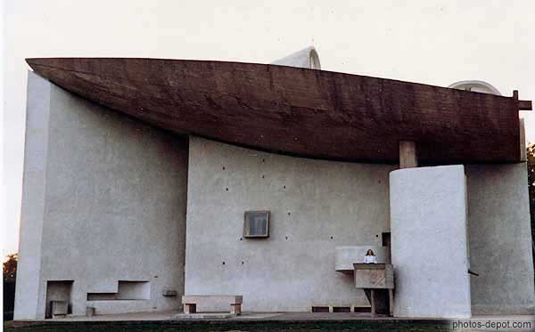 photo de Ronchamps, Ã©glise Le Corbusier, en forme de bateau