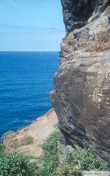 photo de chemin contre le rocher face à la mer