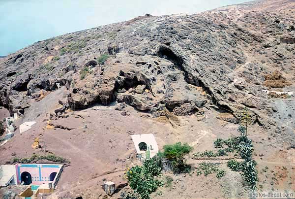 photo d'habitations creusées dans le rocher