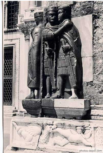 photo de Le groupe des Tetrarchi en Porphyre, 4 empereurs romains Maximien, Galère, Constance et Dioclétien formère la tétrarchie : unité de l'empire en 300 ap. JC