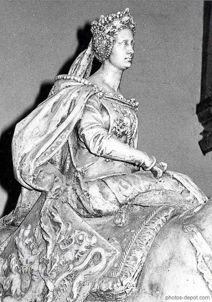 Détail statue femme équestre à la coiffe