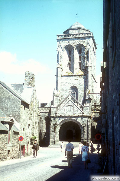 photo de tour et portail roman église massive de pierre