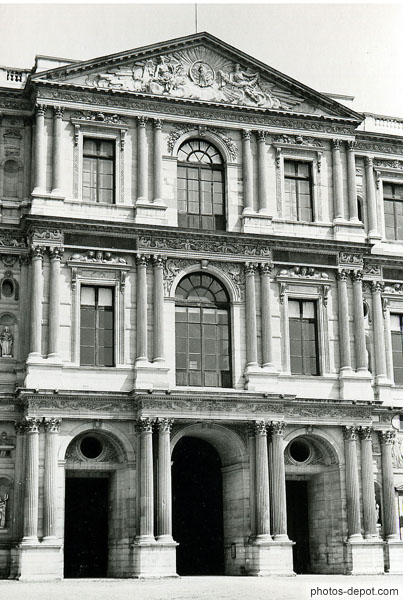 photo de facade à 8 colonnes et fronton triangulaire