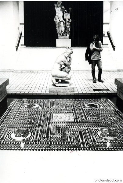 Femme accroupie devant mosaique Inconnu, Photo 1971