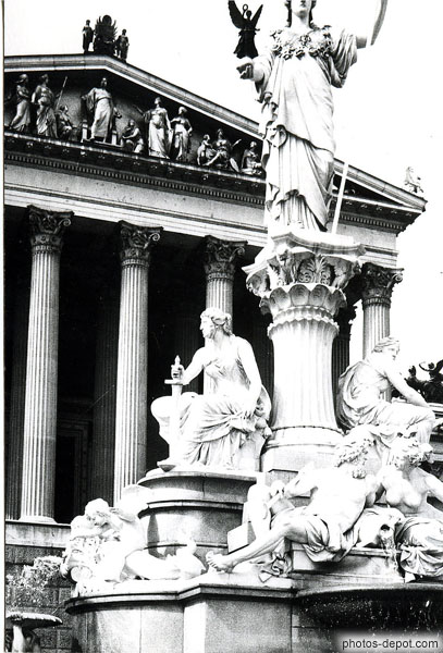 Fontaine des femmes devant temple à fronton en triangle Inconnu, Photo 1971