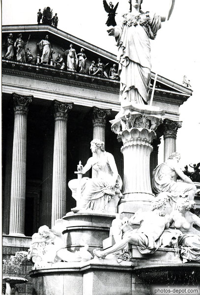photo de fontaine des femmes devant temple à fronton en triangle