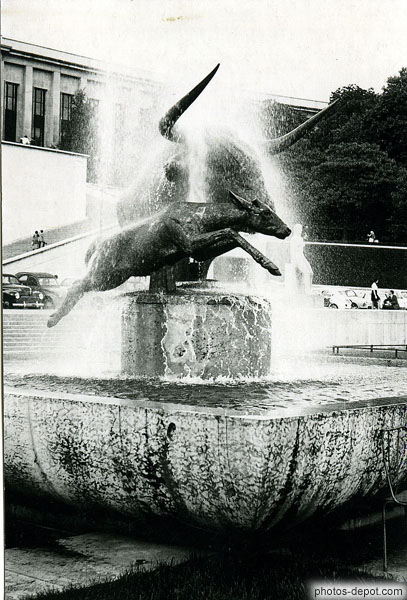 Fontaine tête de taureau et jeune taureau sautant Inconnu, Photo 1971