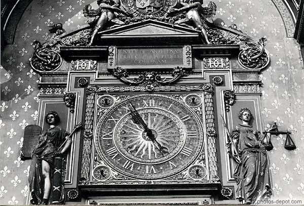 Horloge ouvragée en forme de soleil Inconnu, Photo 1971