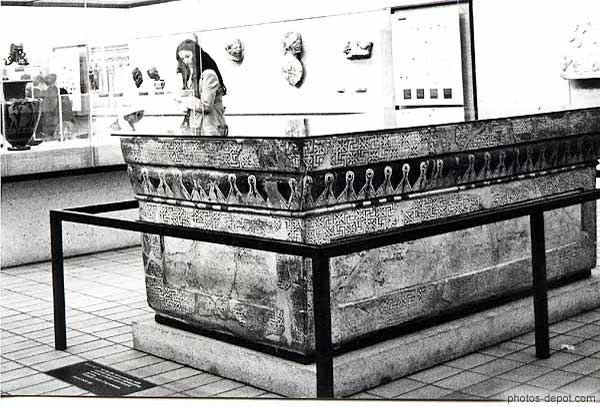 Large sarcophage recouvert de mosaïques Inconnu, Photo 1971