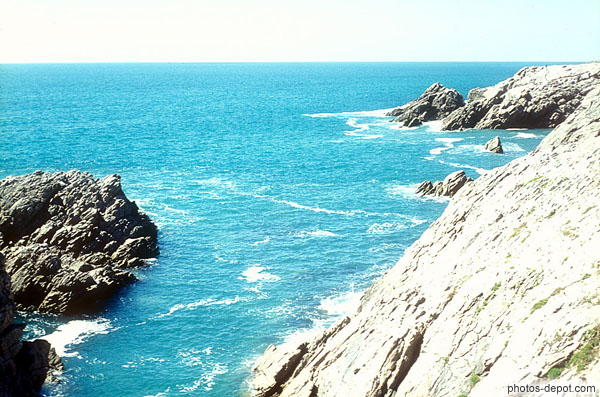 photo de mer sur les rochers