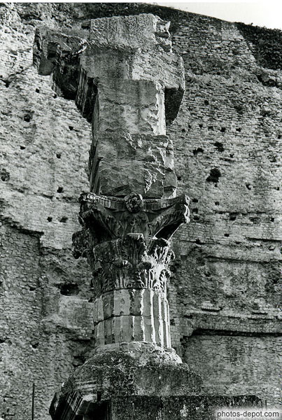 photo de ruines chapiteaux de colonnes