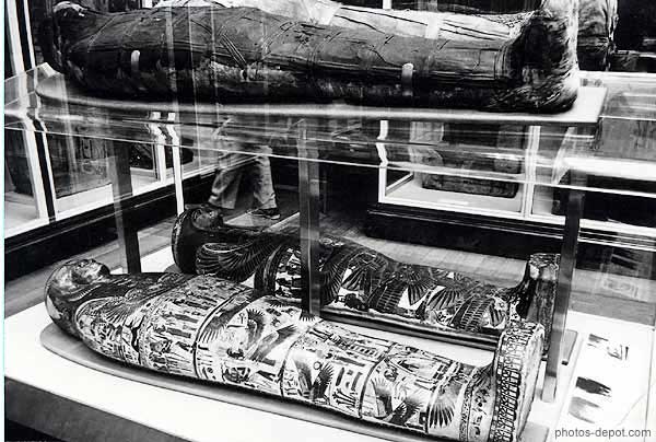 photo de sarcophages égyptiens  de bois peint