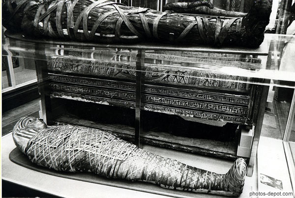 photo de sarcophages égyptiens à bandelettes