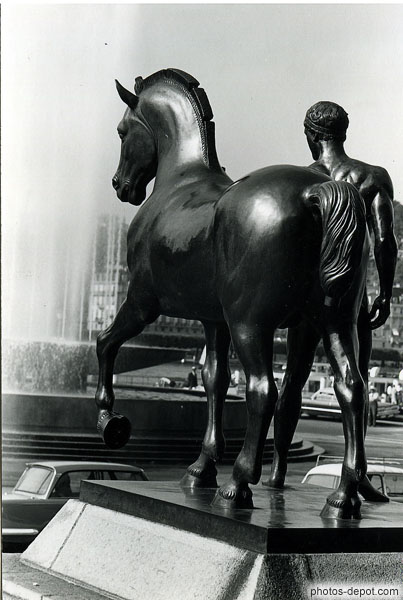 photo de statue équestre homme et cheval nus devant jets d'eau