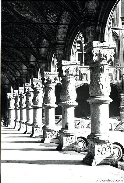 photo de superbes colonnes en pots de fleurs