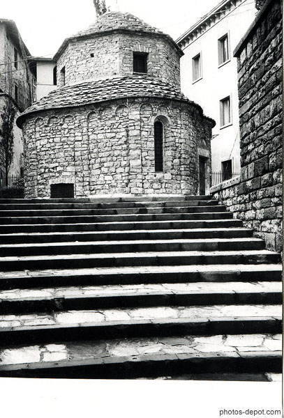 photo de vieille église romane en haut de larges escaliers