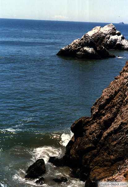 photo de vagues blanches sur les rochers