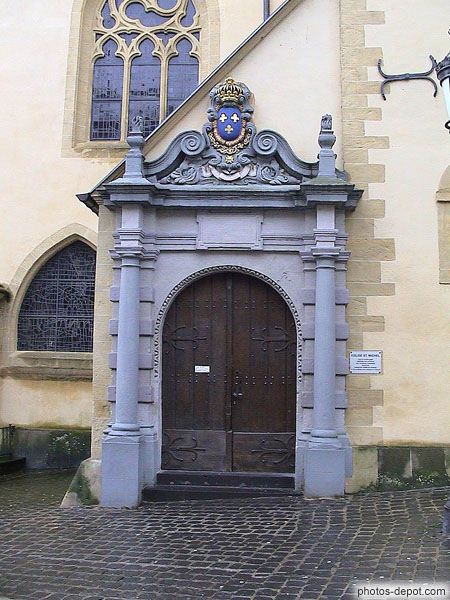 photo d'entrée de l'église St Michel surmontée du blason aux trois lys