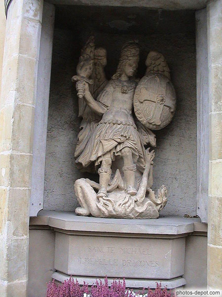 photo de St Michel terrassant le dragon, église St Michel