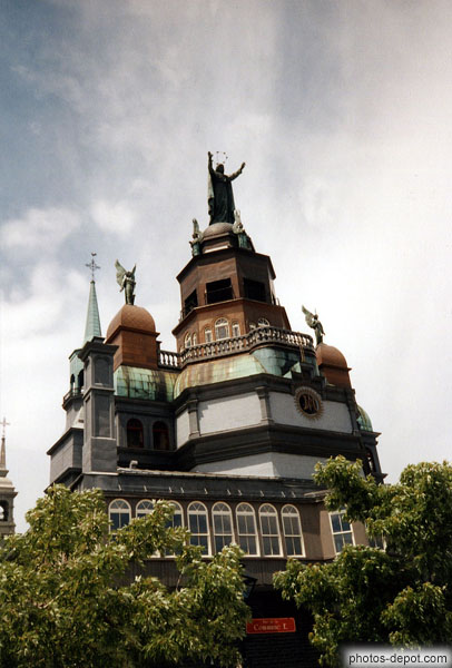 photo de clocher Notre Dame du Bon Secours face au Port de Montréal