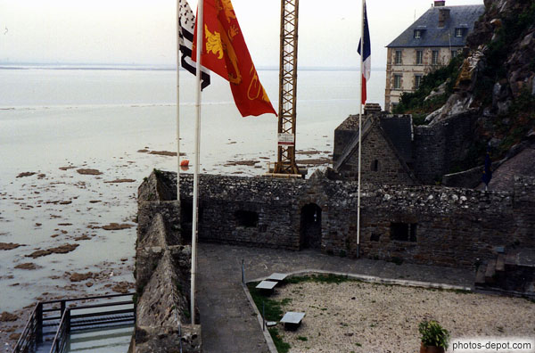 photo de remparts et drapeaux, Mont St Michel