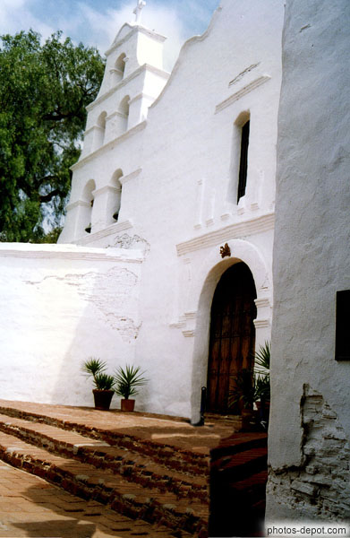 photo de Mission Basilica San Diego de Alcala aux murs blanchis