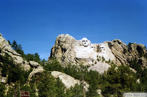 photo de Washington, Jefferson, Roosevelt et Lincoln, présidents gravés dans la pierre du Mont Rushmore