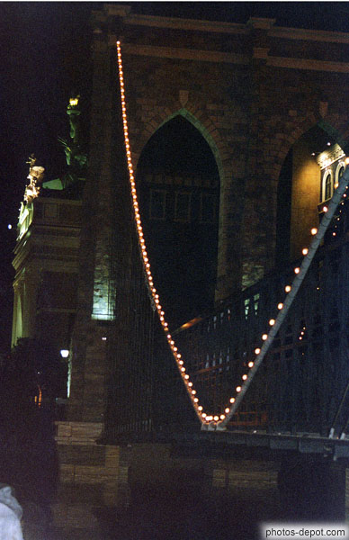 photo de Pont Levis illimuné de nuit