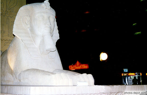 photo de Le Sphinx tronant devant l'hôtel Louxor la nuit