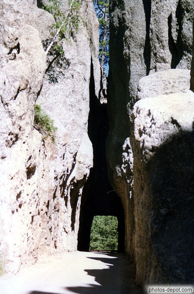 photo de Tunnel creusÃ© dans le rocher