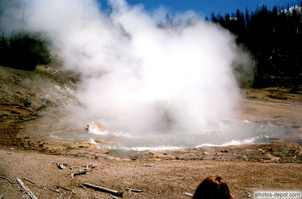 Geyser commence à entrer en activité USA, Wyoming, Yellowstone, Photo 1997