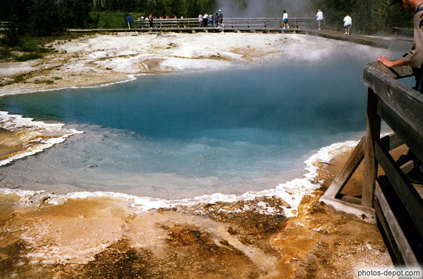 photo de grande piscine bleue aux concretions blanches