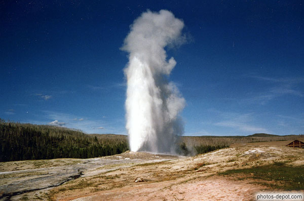 Jet d'eau du Old Faithful Geser