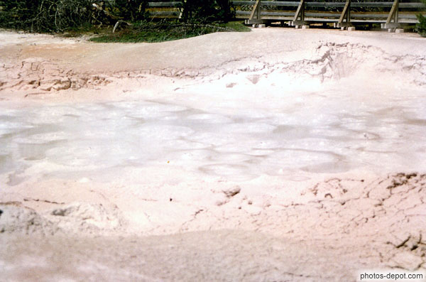 photo de boue bouillonnante dans un Mudpot