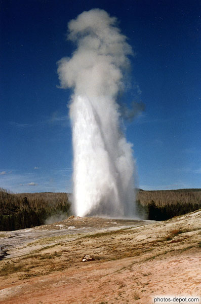 Old Faithful Geser, le plus fameux au monde, découvert en 1870, jet de 150 pieds de haut toutes les 63 minutes