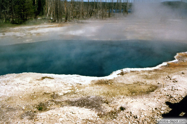 photo de piscine bleu profond fumante